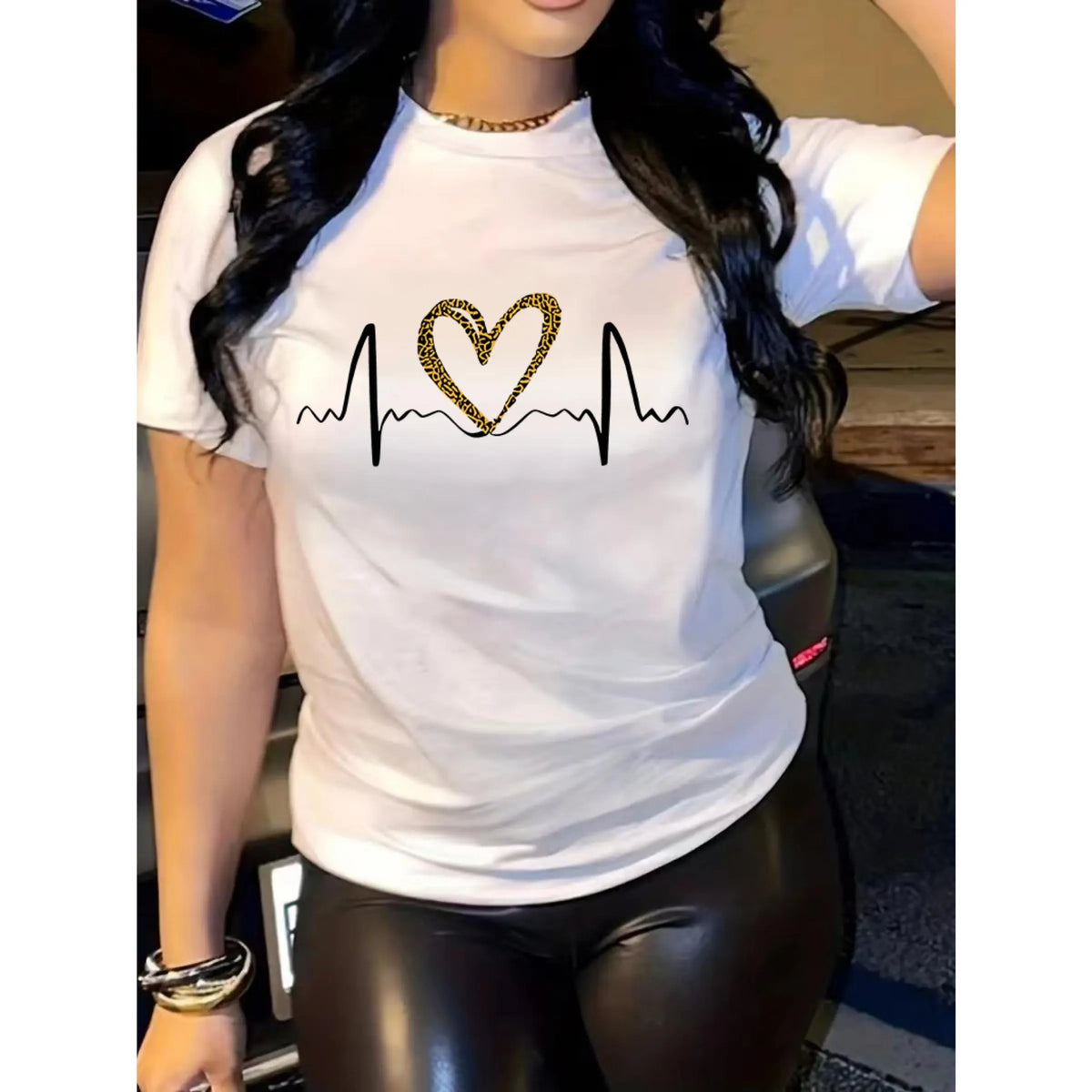 Women's Heart Graphic T-Shirt, Casual Oversized Fit Shortsleeve Top in , Comfortable Streetwear Style